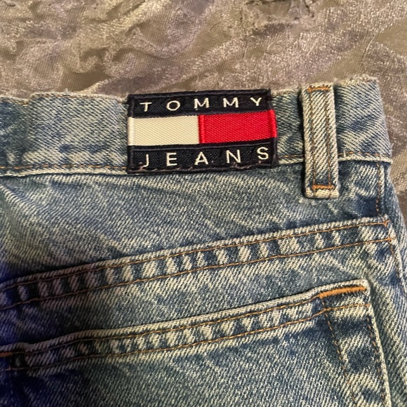 Vintage women’s 90s Tommy Hilfiger denim shorts - Picture 2 of 5